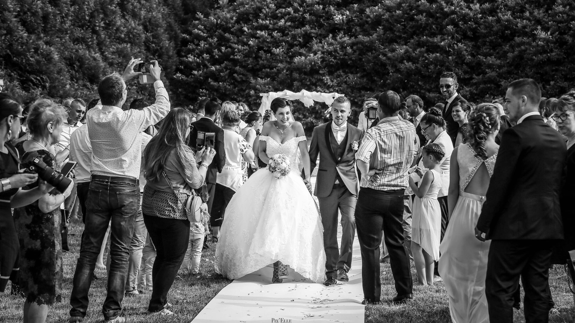 Les mariés à la sortie de la cérémonie laïque Perfect Moment by A Wedding planner Reims