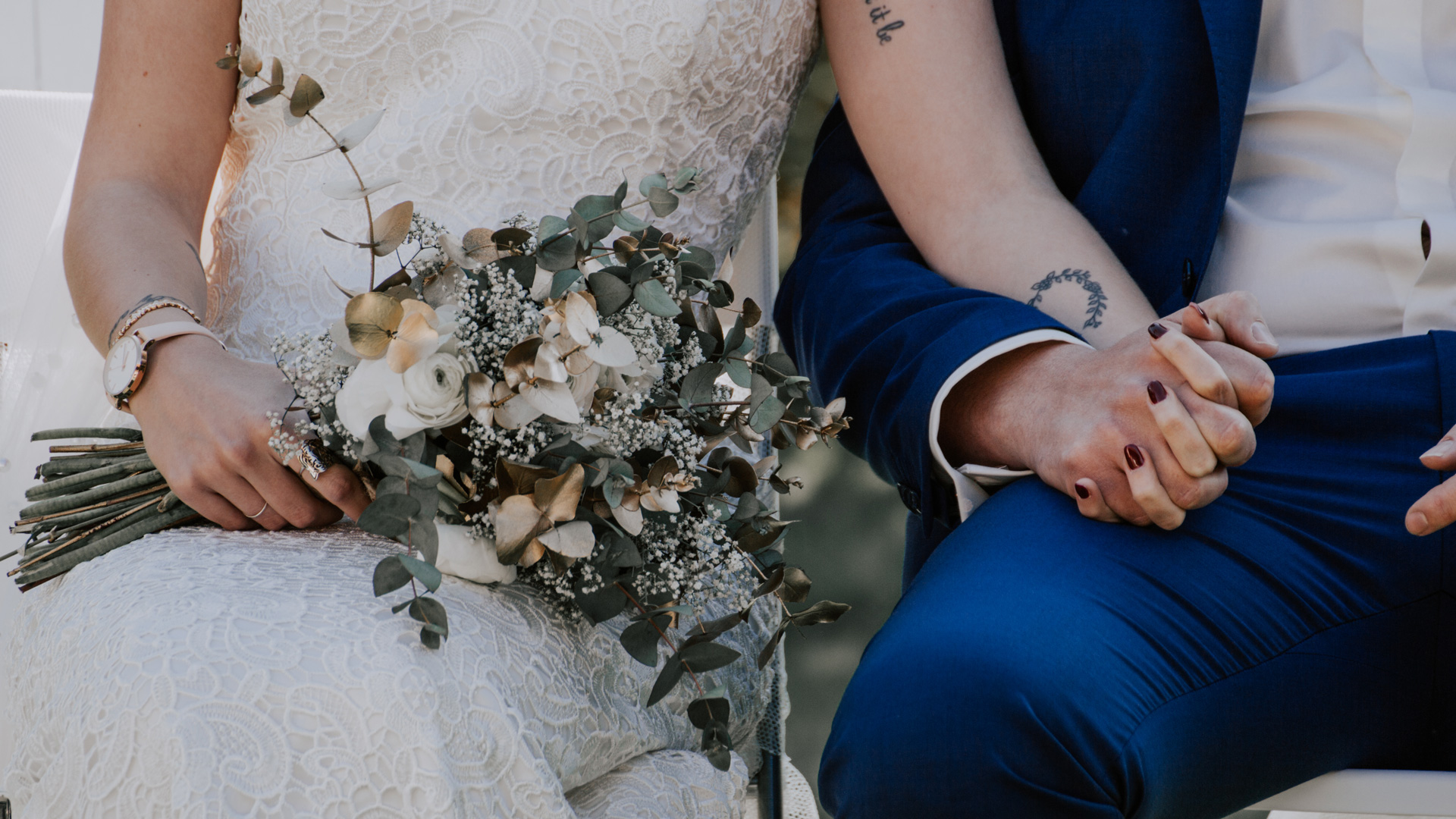 Mariés tenir main et bouquet Perfect Moment by A Wedding planner Reims