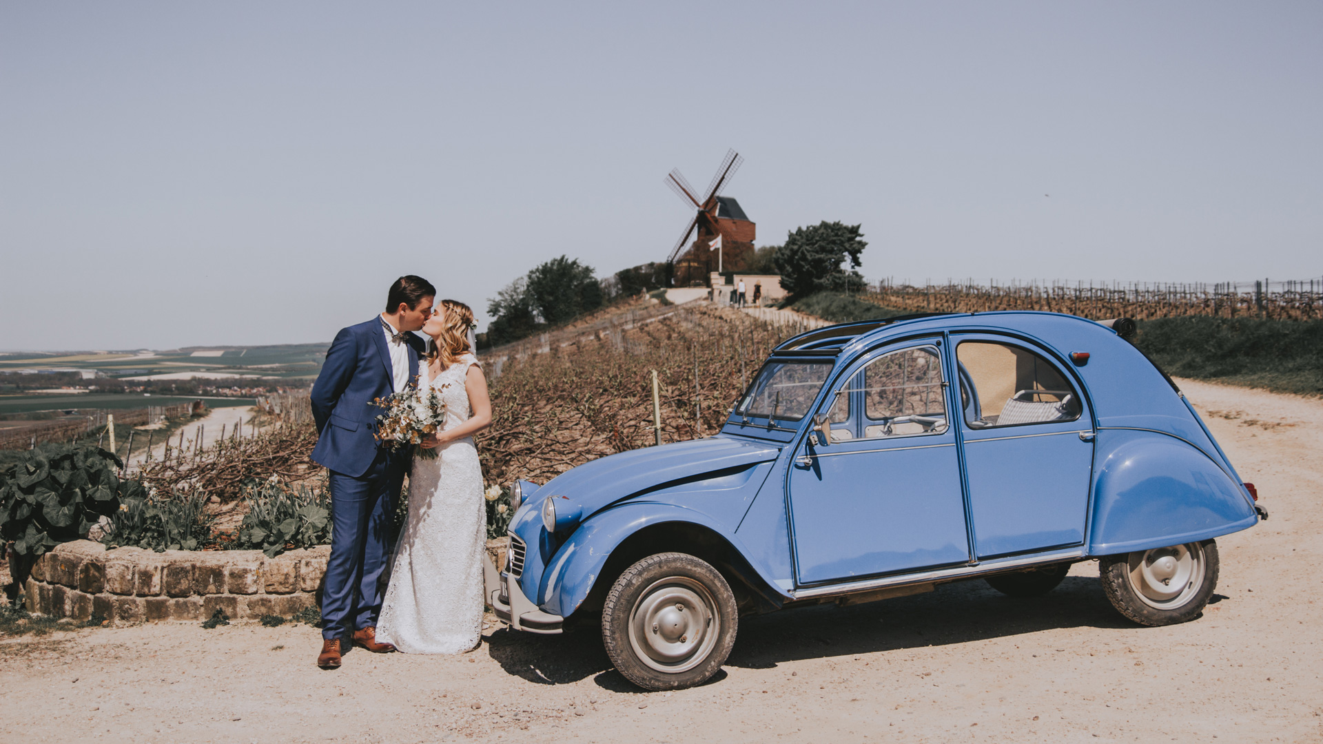 Mariés paysage 2CV voiture Perfect Moment by A Wedding planner Reims