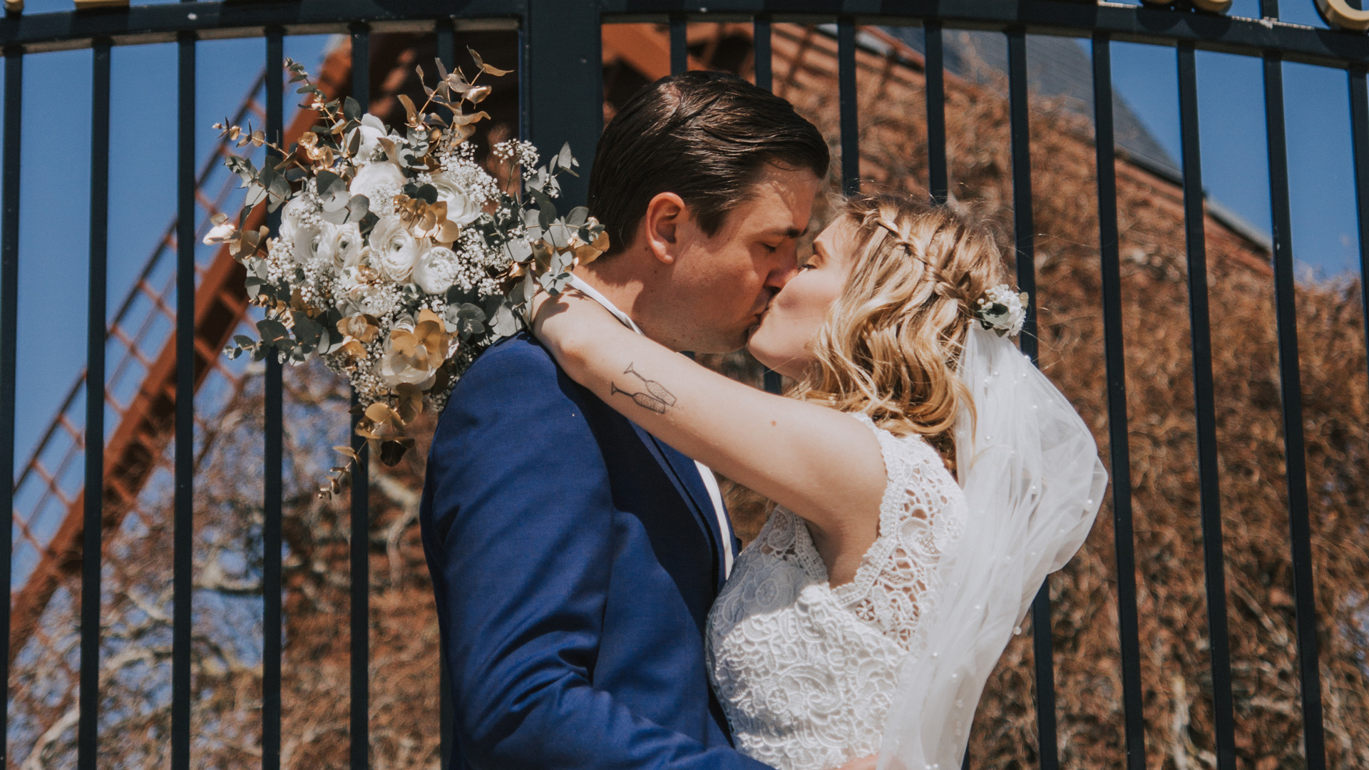 Les mariés s'embrassant Perfect Moment by A Wedding planner Reims
