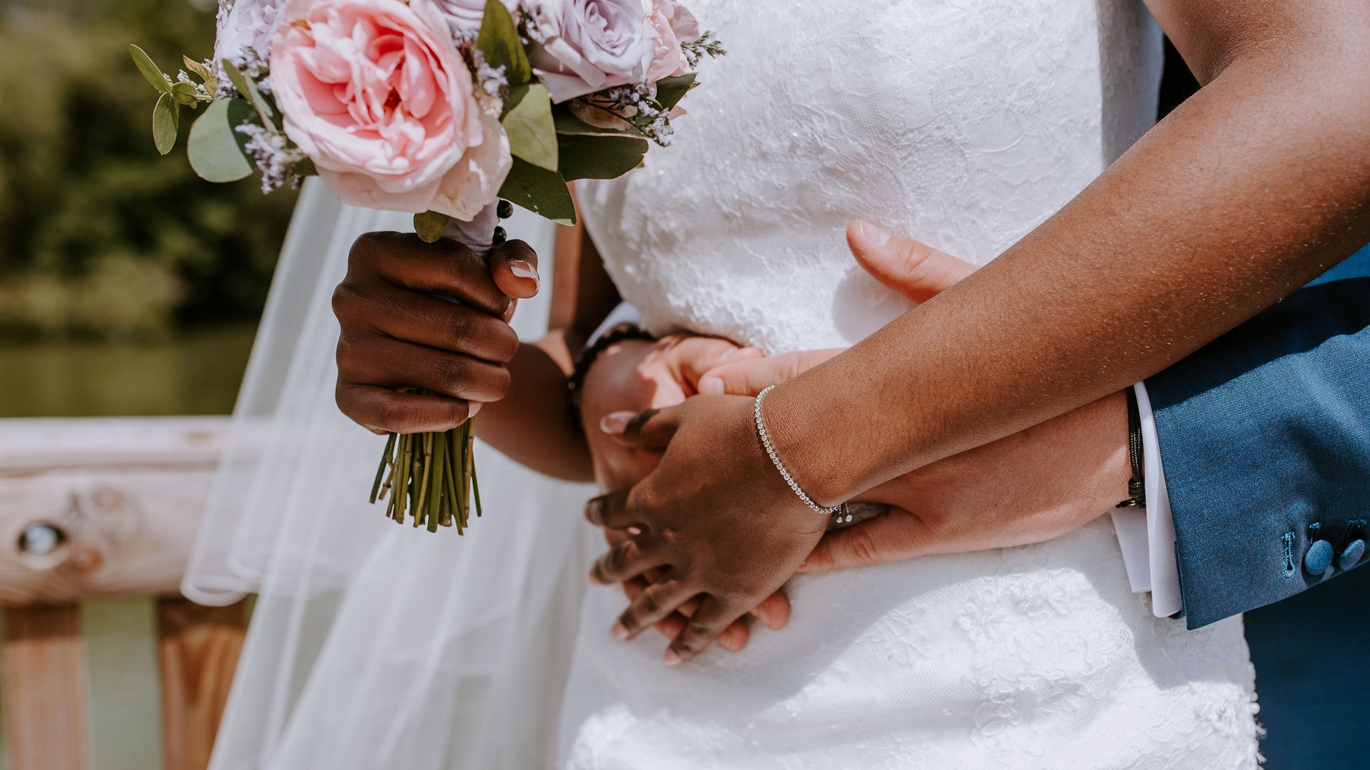 Les mains des mariés Perfect Moment by A Wedding planner Reims