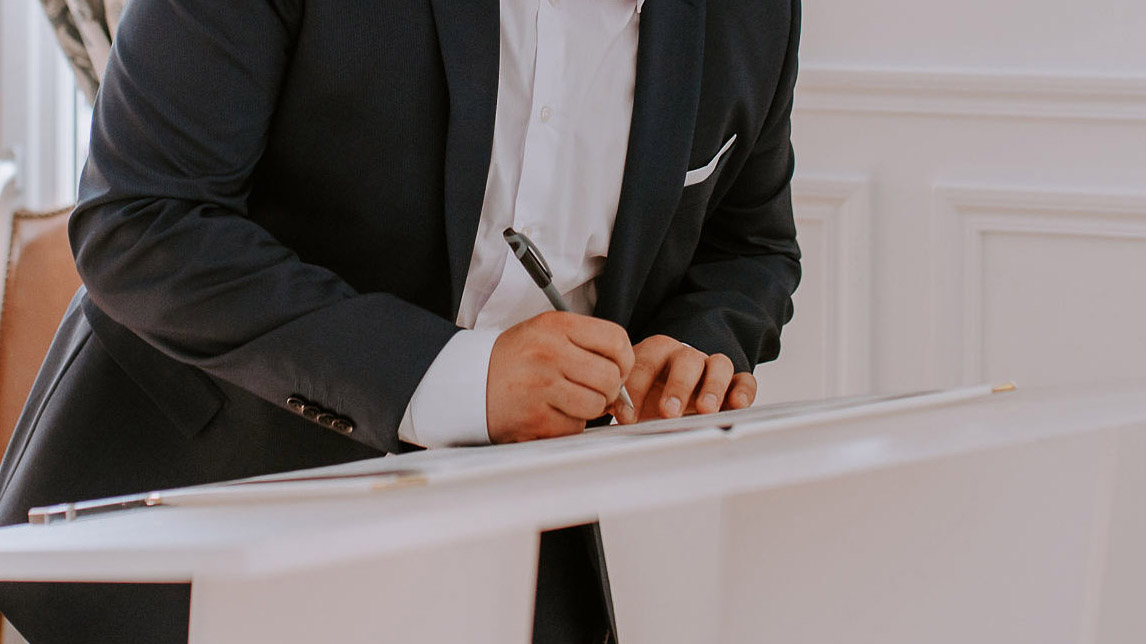 La signature de l'acte de Mariage à la mairie d'Amiens - Wedding-planner & designer Reims - Perfect Moment by Aerfect Moment by A